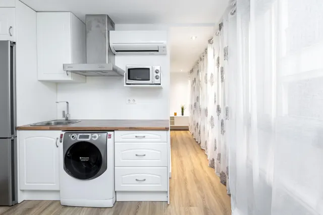 ¡Vive en pleno centro de Granada! Piso de 2 habitaciones con ascensor. — 14