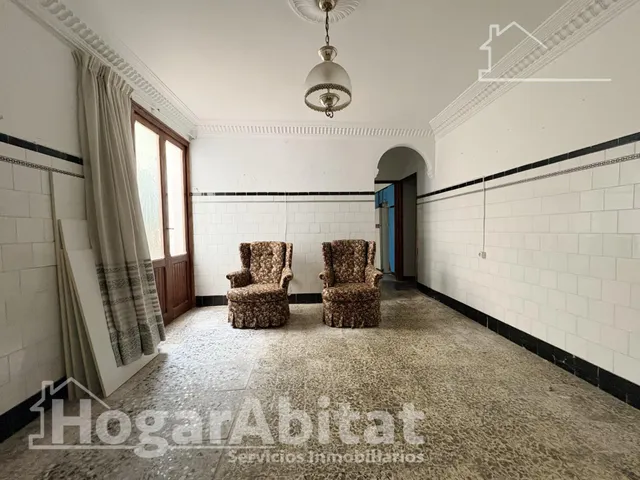 Espaciosa casa con local comercial y garaje en el centro — 14