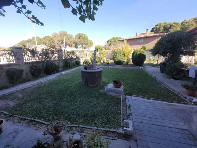 Impresionante Chalet con Amplio Terreno y Piscina en las Afueras de Zaragoza — 7