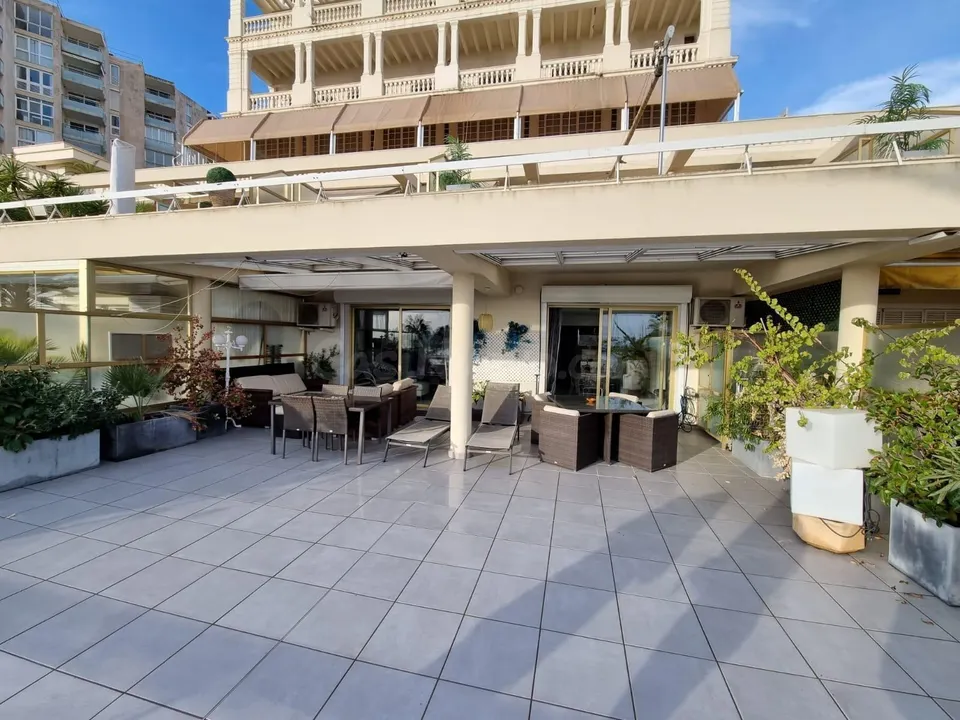 Impresionante Apartamento de Diseño Alquiler Temporada hasta 8 meses Paseo Marítimo primera línea de mar
