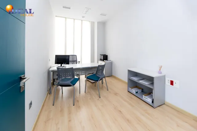 LOCAL COMERCIAL JUNTO AL CAMPUS DE LA SALUD — 11