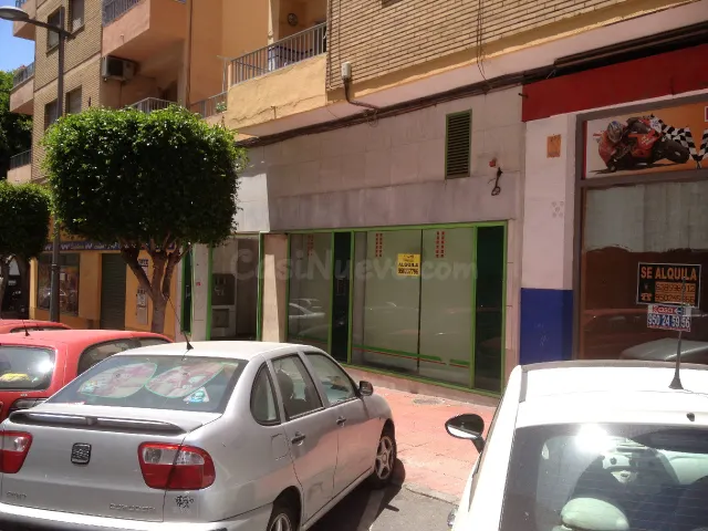 LOCAL DE 240 M2 EN C/GRANADA (CRUZ DE CARAVACA). - foto 4