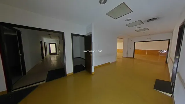 2 LOCALES DE 821 M2. EN TOTAL, FIGUERES — 32