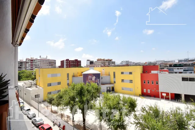 ¡4 DORMITORIOS! MUY AMPLIO CON BALCÓN EN EL CENTRO — 13