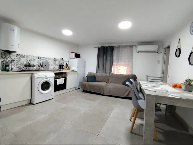 PISO EN BARRIO SAN ANTON JUNTO MERCADO CENTRAL (CENTRO)