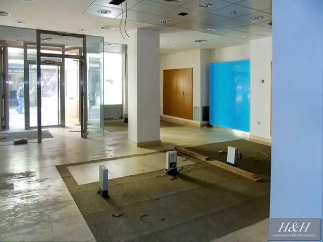 Se alquila oficina/local en Zona Ayuntamiento. / HH Asesores, Inmobiliaria en Burjassot/. — 3