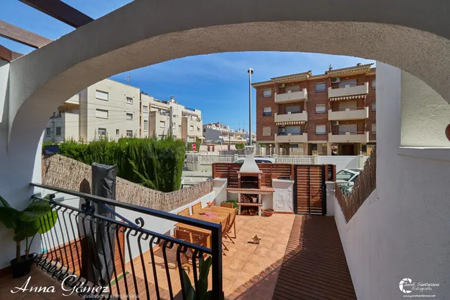 Acogedora casa adosada en El Prat de Cunit a solo 150 metros - foto 2