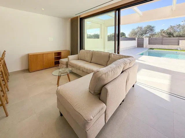 OBRA NUEVA A ESTRENAR – VIVIENDA ADOSADA DE DISEÑO CON PISCI