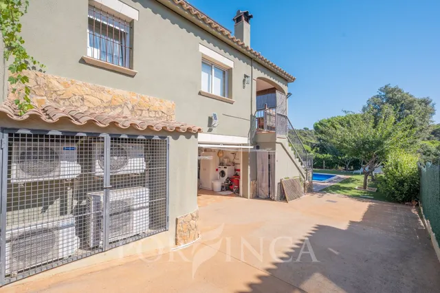 Casa completamente reformada con apartamento independiente, licencia turística, gran jardín y piscina en Calonge — 12