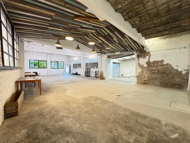 Nave en zona urbana con 264 m2 y con jardín de 114 m2 orientado al sur, garaje y gran potencial como estudio profesional. — 24
