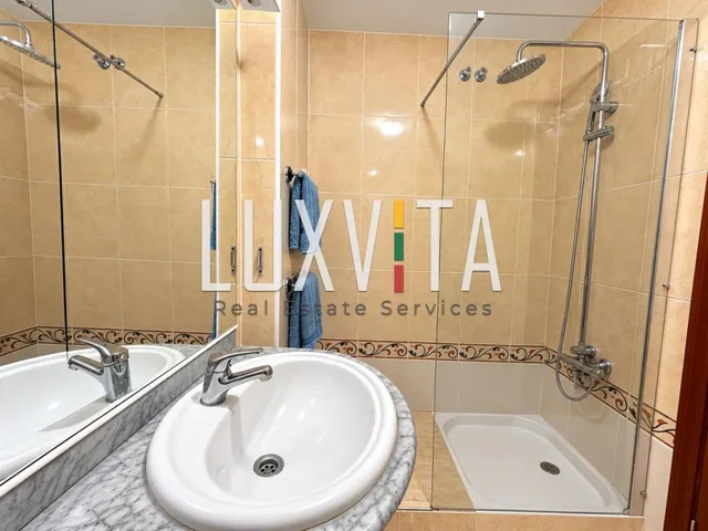 Amplio piso residencial de 2 dormitorios con garaje y trastero — 22