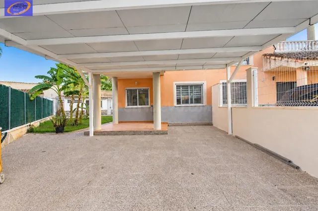 ADOSADO INCREÍBLE CON TERRAZA PARA ENTRAR A VIVIR EN GODELLE - foto 2
