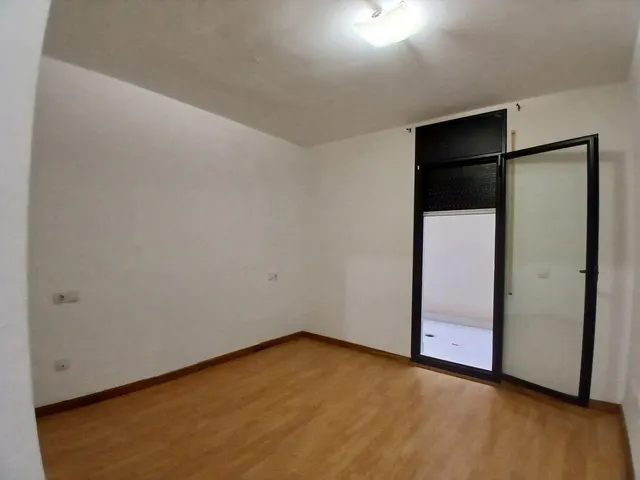 Amplio Piso con 3 habitaciones en Av. Catalunya — 10