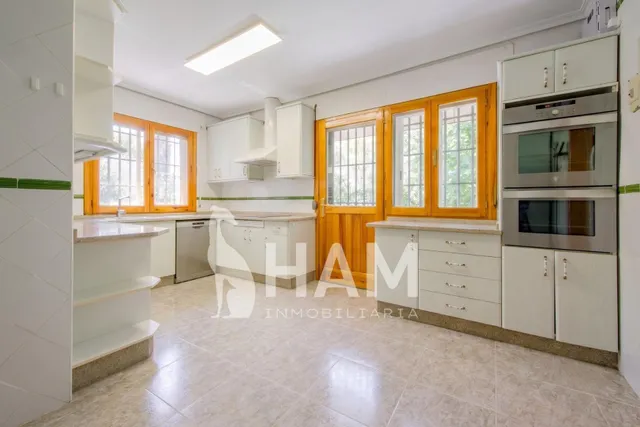 Casa en una planta con pabellón de invitados, piscina y garaje – Parcela 1.180 m2 — 28
