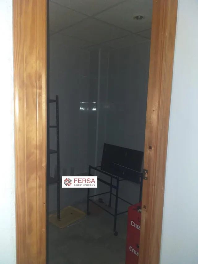 SE VENDEN TRES LOCALES COMERCIALES EN PLENO CENTRO. — 12