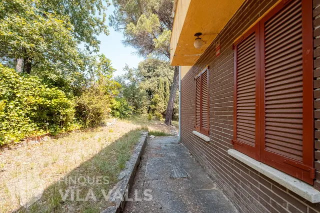 Casa con gran jardín en la naturaleza — 39