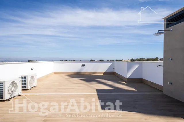 PRECIOSO ADOSADO A ESTRENAR CON PISCINA PRIVADA Y TERRAZA — 26