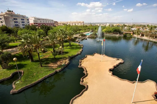 Apartamento céntrico y espacioso (89 m2 - 2.ª planta) con 4 dormitorios, balcón orientado al sur y a tan solo 550 m de la playa. — 49
