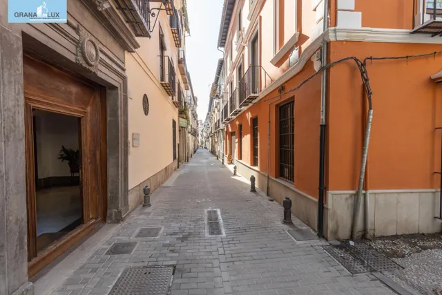 Piso en esquina con terraza y vistas a Plaza Mariana Pineda, Granada — 44