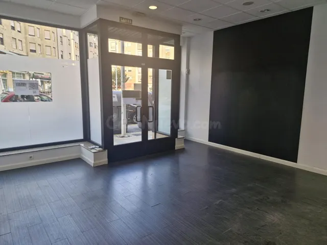 ¡Local Comercial Reformado en el Corazón de Ponferrada! - foto 3