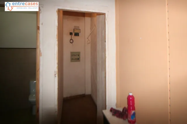 LOCAL EN ZONA COMERCIAL, TODO DIÁFANO, CON ALTILLO, MUY CERCA DEL CENTRO. — 7