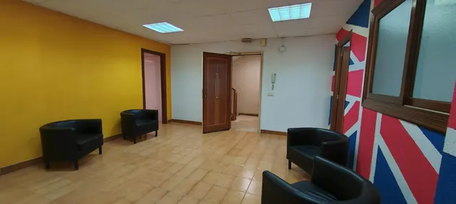 SE VENDE LOCAL ENTREPLANTA EN MUY BUENA ZONA CON TODOS LOS SERVICIOS A MANO — 11