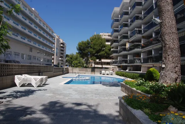 Tu refugio en Salou: bajo con amplia terraza y piscina comun - foto 5