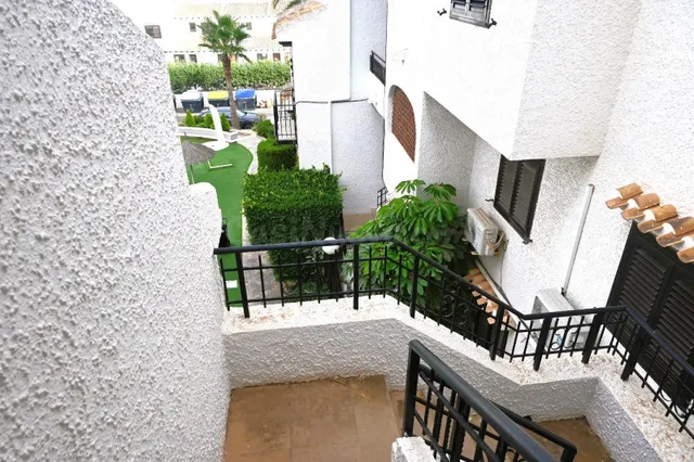 Apartamento con piscina comunitaria, Alicante, Orihuela Costa. 2 habitaciones, 71 m2, 600 metros del mar — 2
