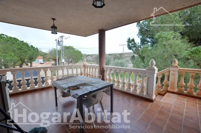 MAGNÍFICO CHALET RÚSTICO CON GARAJE, GRAN TERRAZA Y PARCELA