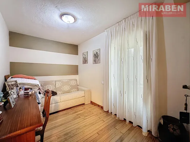 CASA EN VENTA EN RIANXO CON PATIO Y HORREO — 17