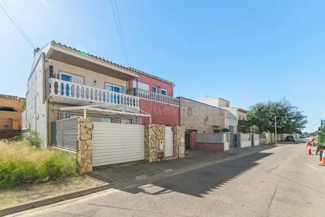 Casa adosada impecable de 4 dormitorios, placas solares y excelente ubicación en Empuriabrava. — 2