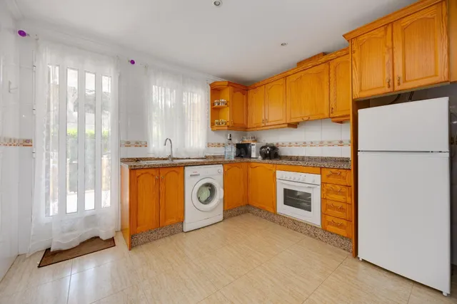 Bungalow de dos dormitorios y piscina comunitaria en Orihuela Costa — 4