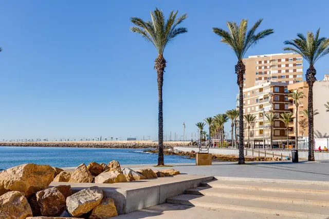 Apartamento de 1 dormitorio con orientación este en el centro de Torrevieja!!! — 20