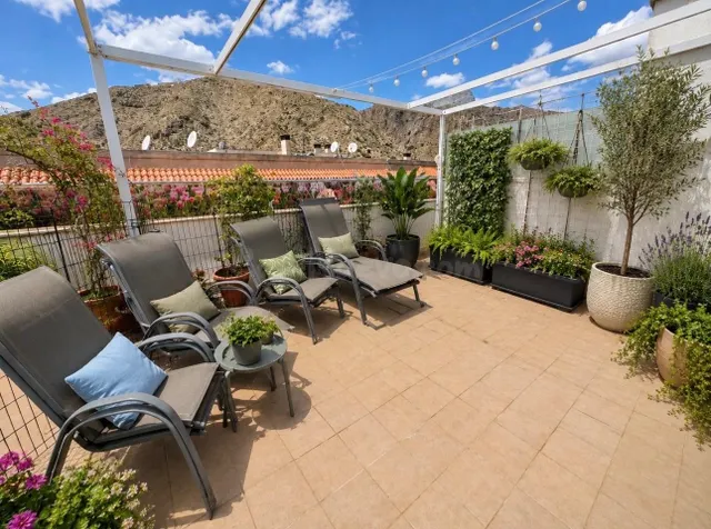 ESTUPENDO ÁTICO EN ORIHUELA CON UNA TERRAZA AMPLIA, GARAJE,  - foto 2