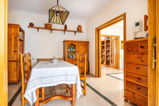 Fabulosa casa con patio ajardinado en Gelves, a diez minutos del centro de Sevilla. — 10