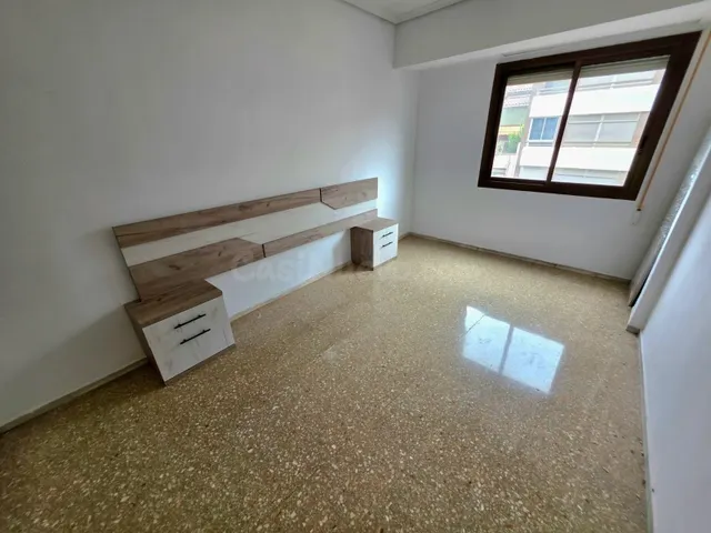 Amplia Vivienda Semireformada con Ascensor en Parque Ribalta - foto 5