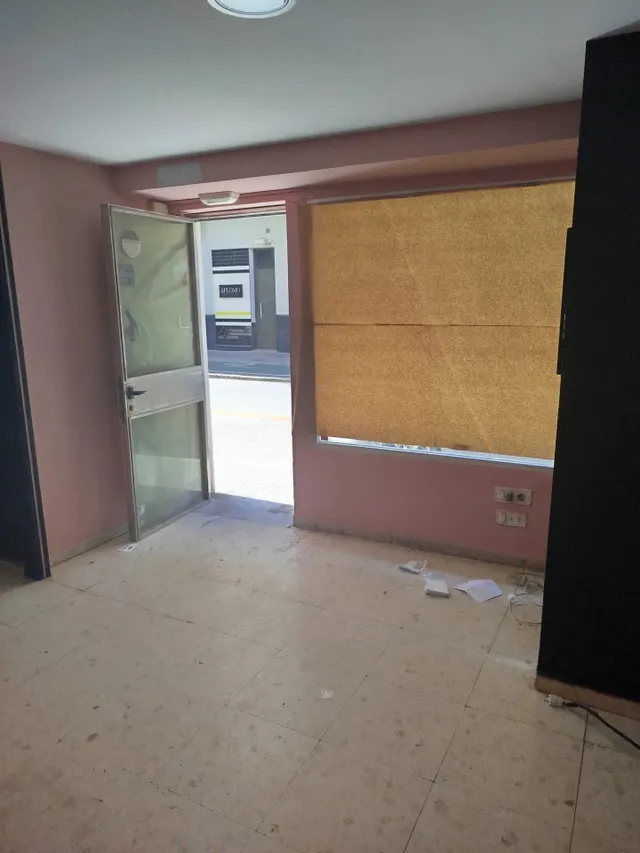 Se alquila local ideal para consulta u oficinas  entre el Hospital Puerta Del Mar y Paseo Maritimo. — 7