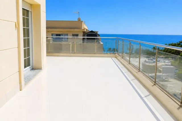 Ático con gran terraza y vistas al mar — 23