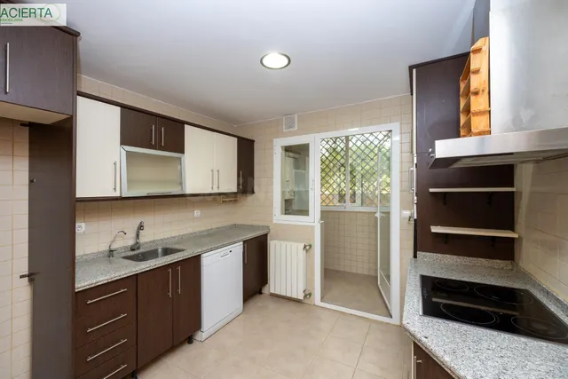 Ponemos a la venta esta preciosa casa en Urbanizacion cerrad - foto 4