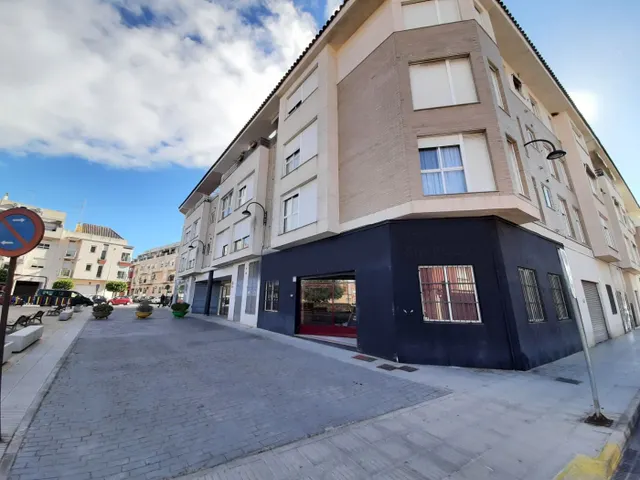 Local en venta, forma esquina a dos calles y con mucha luz natural — 13