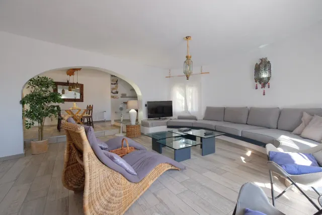 VILLA DE LUJO COMPUESTA POR 3 APARTAMENTOS INDIVIDUALES, TODO DE PRIMERA CALIDAD CON VISTAS AL MAR — 28