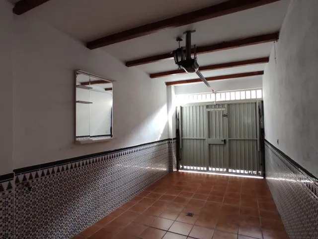CASA EN UNA PLANTA !! Tres dormitorios, dos baños, patio, cochera. — 25