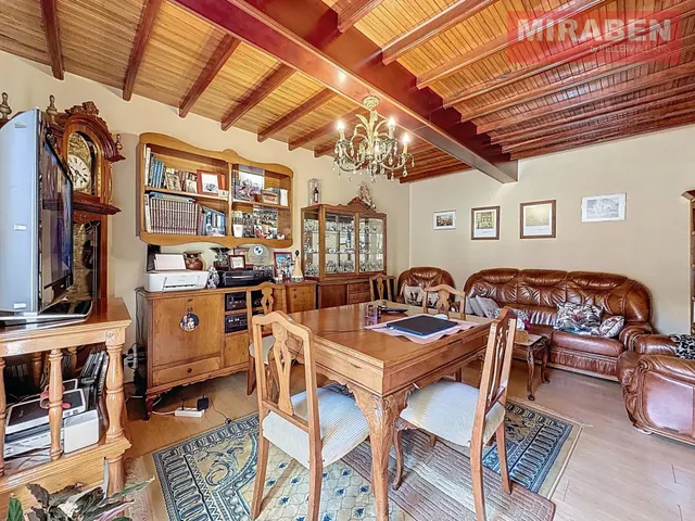 CASA EN VENTA EN RIANXO CON PATIO Y HORREO — 4