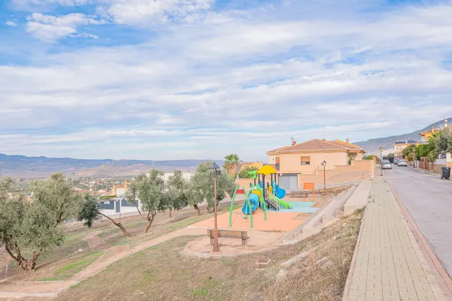 Se vende excelente parcela urbana de 439 m2, está en pendiente, pero  lista para construir, ubicada en una de las zonas residenciales más tranquilas y de mayor crecimiento de Dúrcal. — 14