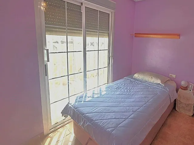 Amplia villa (aprox. 98 m2 + terrazas y garaje) con 3 dormitorios, 2 baños y gran piscina comunitaria. Cerca de colegios y comercios, y a solo 1,5 km de las playas de Punta Prima. — 32