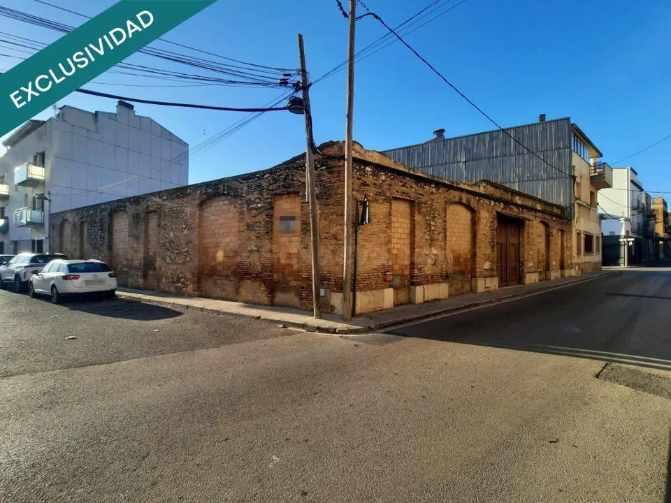 Solar urbano en esquina de 437 m² en Roquetes