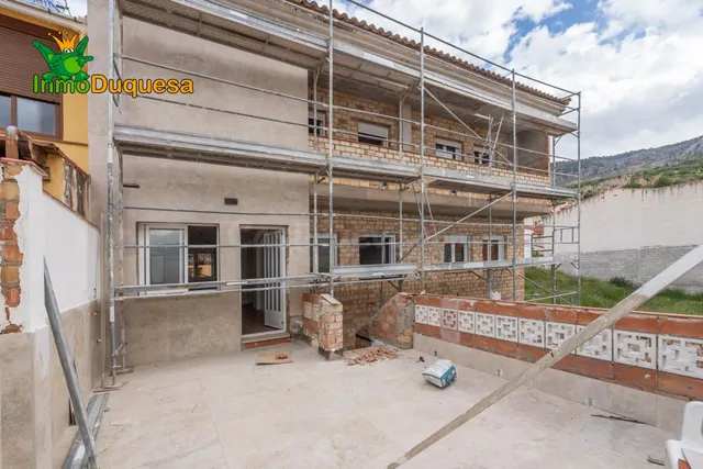 Casa con dimensiones de CHALET en Alfacar, 7 dorm. REFORMA RECIENTE (Sin terminar). — 35