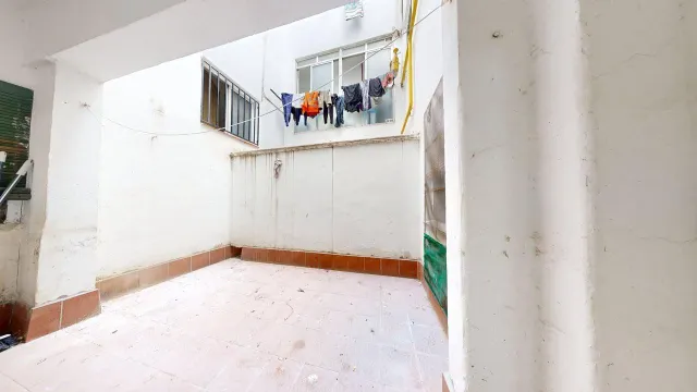 Piso de 89 m2 útiles con AMPLIA TERRAZA DE 40m2!!! Distribuido en cinco dormitorios, salón, cocina con despensa y terraza interior a patio de luces y un baño. — 21