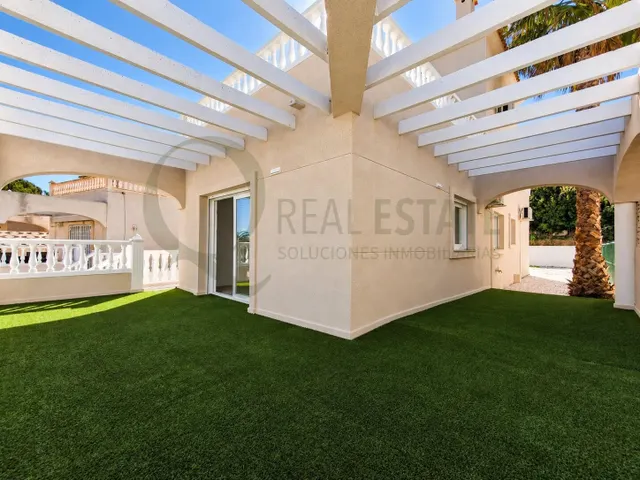 Chalet independiente con jardín y amplias terrazas en Lanuza, El Campello. — 10