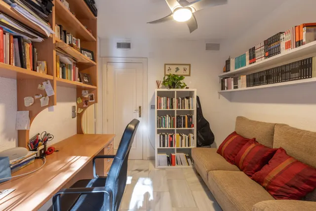 Exclusivo piso señorial con terraza en el Paseo del Salón (Cuesta de Escoriaza), con cochera y trastero. — 45